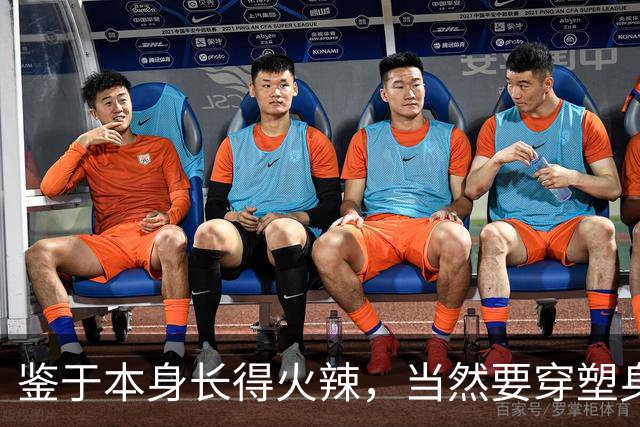 鉴于本身长得火辣，当然要穿塑身衣